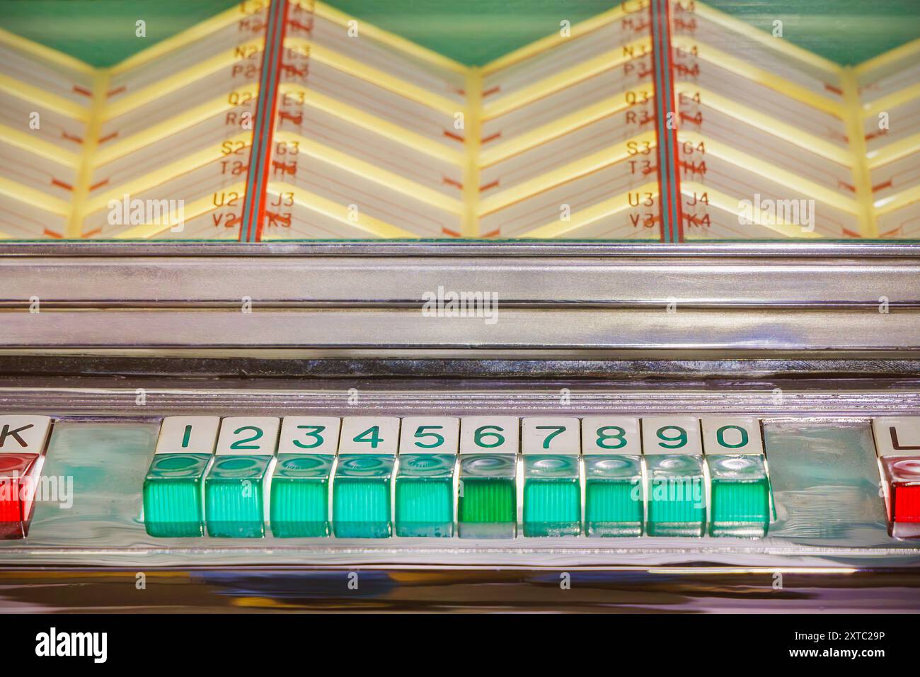 Vieux juke-box coloré illuminé avec des étiquettes de musique vides Banque D'Images