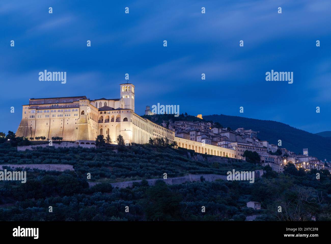 La majestueuse cathédrale de San Rufino se dresse au cœur d'assise, en Italie, surplombant la charmante ville médiévale et le pittoresque cou ombrien Banque D'Images