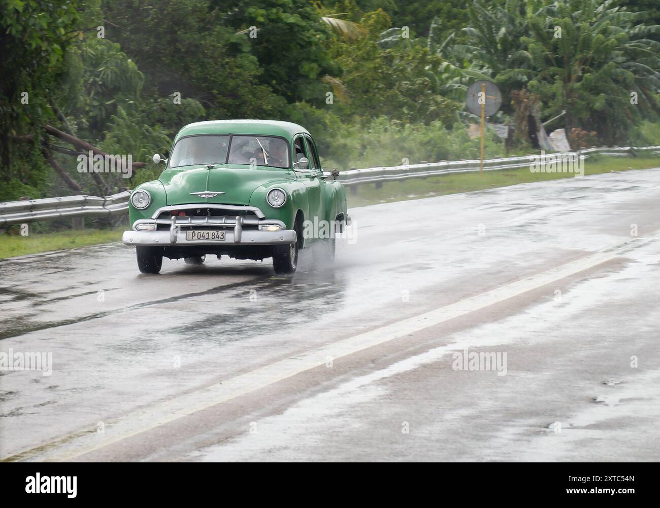 MATANZAS, CUBA - 29 AOÛT 2023 : Green Chevrolet Bel Air 1952 Deluxe à Cuba après la pluie, avec effet de flou de mouvement et espace de copie Banque D'Images