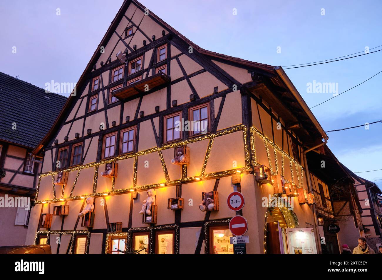 Eguisheim, France : une des perles d'Alsace, un authentique lieu de conte de fées, les plus beaux villages de France. Banque D'Images