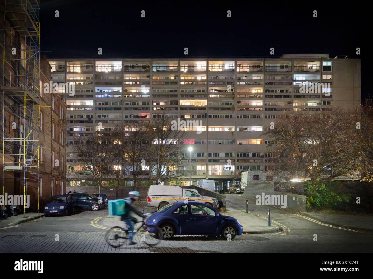 Édimbourg, Écosse, Royaume-Uni - Cables Wynd House (Banana Flats) by Alison & Hutchison & Partners, la nuit Banque D'Images