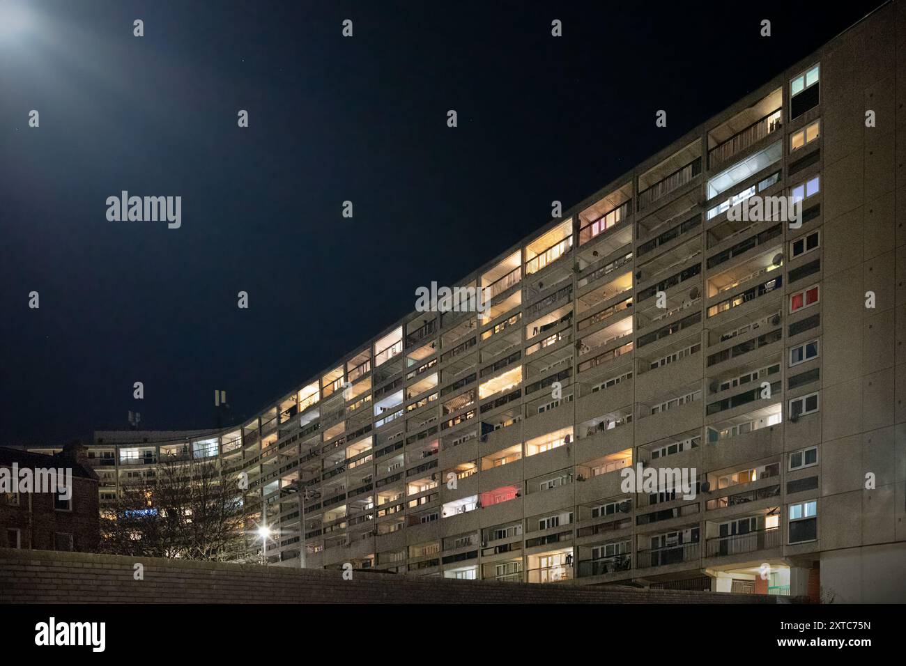 Édimbourg, Écosse, Royaume-Uni - Cables Wynd House (Banana Flats) by Alison & Hutchison & Partners, la nuit Banque D'Images