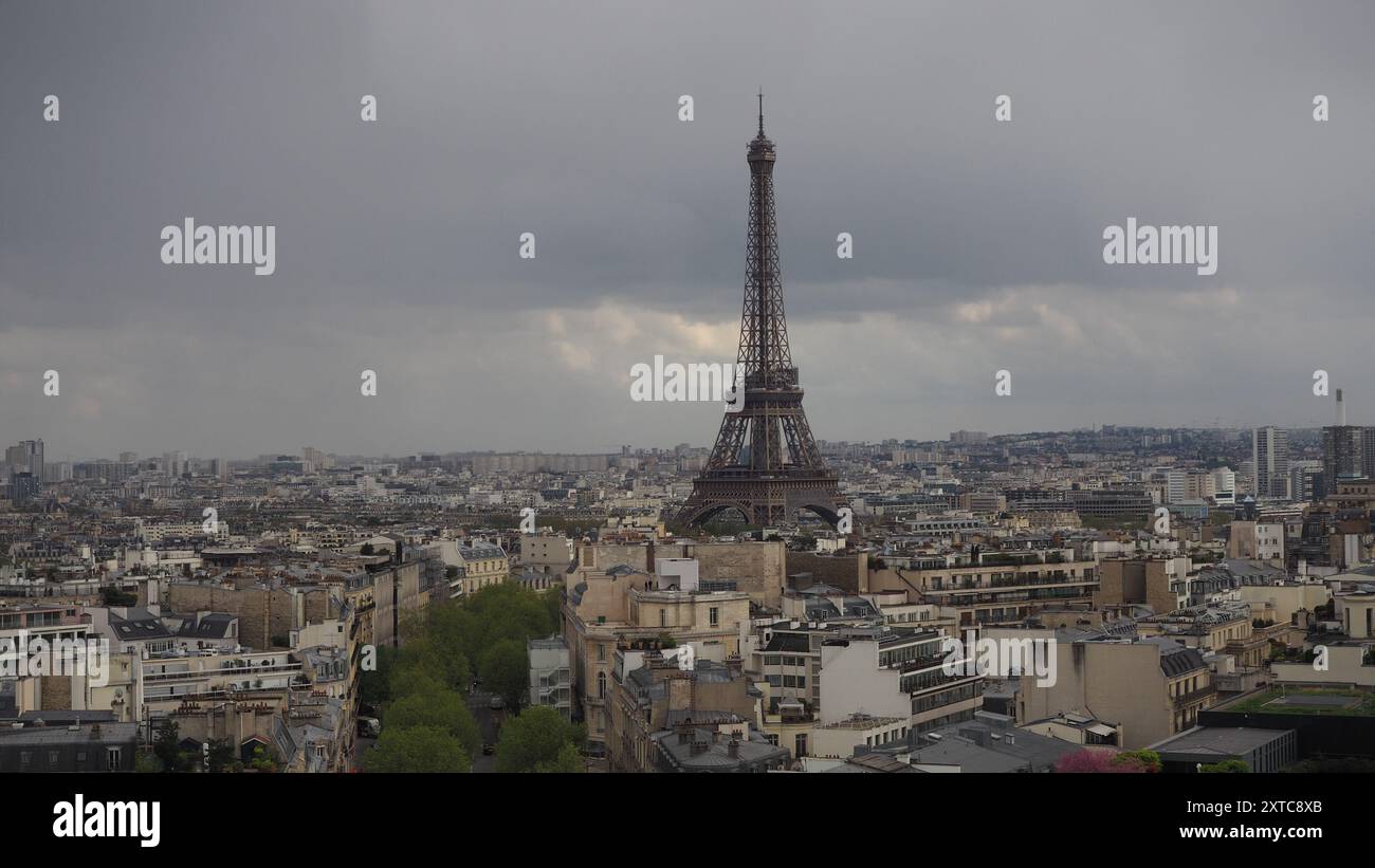 Tour Eiffel depuis l'Arc de Triomphe, juin 2024 Banque D'Images