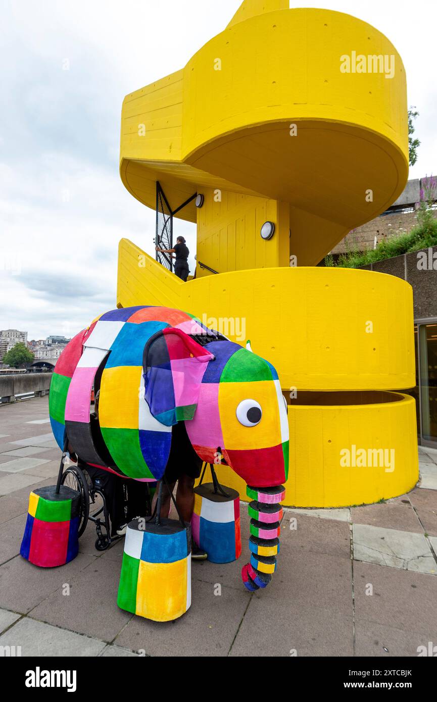 Londres, Royaume-Uni. 14 août 2024. Elmer L’éléphant patchwork, une marionnette géante, fait sa première apparition publique alors qu’elle défilait à l’extérieur du Southbank Centre avant de participer à l’adaptation musicale magique de Tall Stories des très appréciés livres Elmer de David McKee. Les spectacles auront lieu au Lowry à Salford et au Southbank Centre en octobre. Credit : Stephen Chung / Alamy Live News Banque D'Images