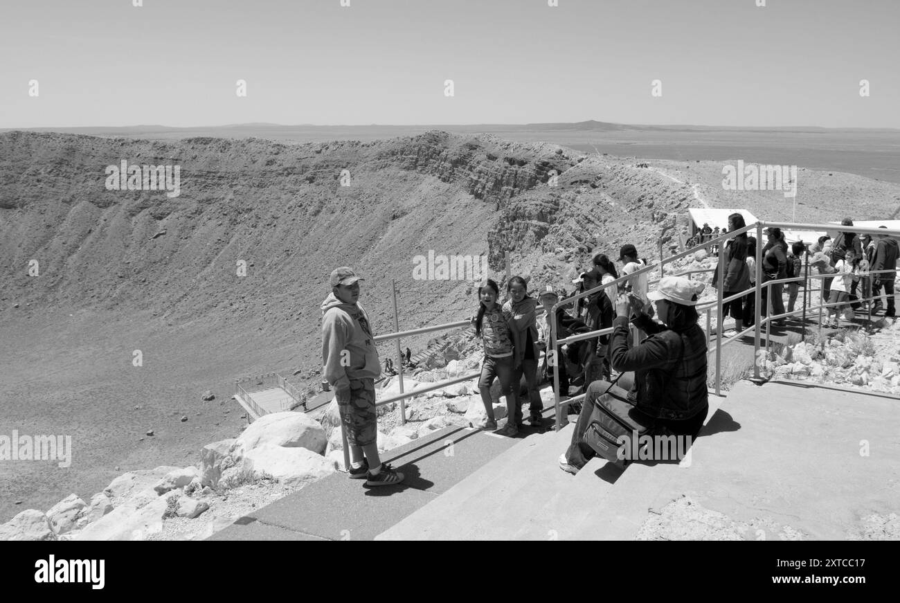 Un groupe d'écoliers et d'enseignants observant le cratère Meteor en Arizona, aux États-Unis. Banque D'Images