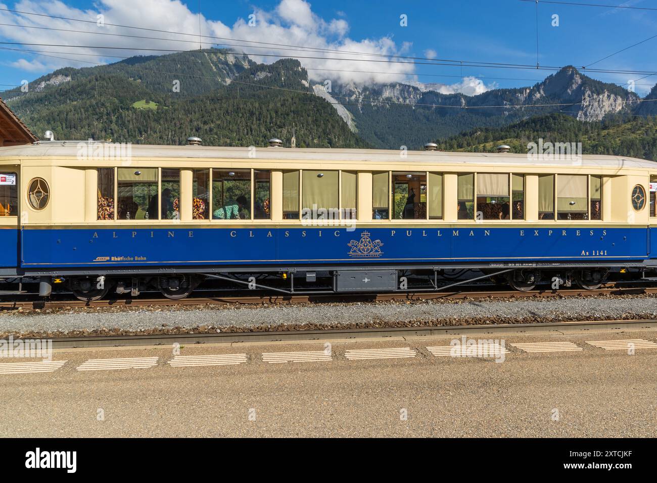 Wagon Pullman Express Alpine Classic bleu et blanc avec des passagers sur un trajet ferroviaire nostalgique de Davos à Andermatt. Alpine Classic Pullman Express sur la route du Glacier Express, Grisons, Suisse Banque D'Images