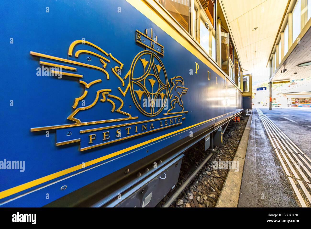 Logo des trains spéciaux du chemin de fer rhétique, Suisse. “Festina lente” (latin) signifie “ruée avec calme” ou “voyagez confortablement”. Alpine Classic Pullman Express sur la route du Glacier Express, Grisons, Suisse Banque D'Images