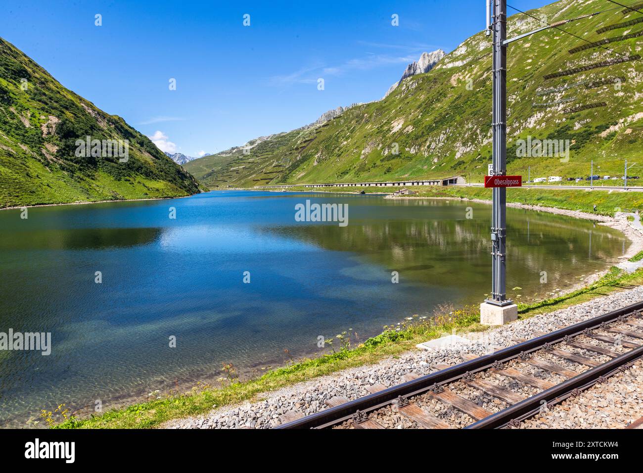 Vue depuis l'Alpine Classic Pullman Express sur le col de l'Oberalp à 2 000 mètres d'altitude. Voyage nostalgique de Davos à Andermatt, Uri, Suisse Banque D'Images