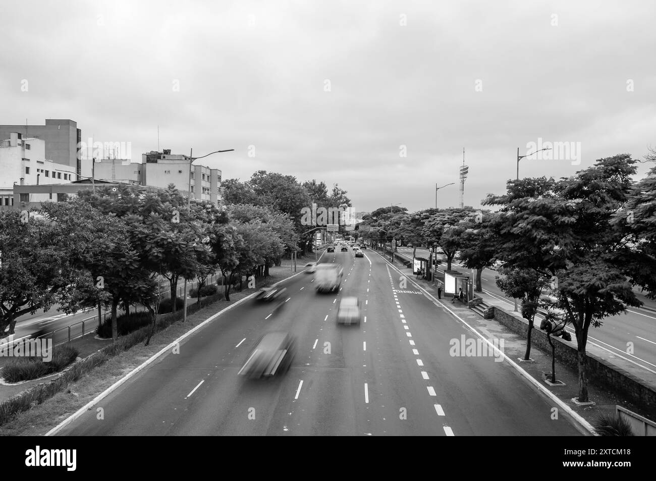 Sao Paulo, Brésil. Circulation automobile se déplaçant sur Whashington Luis Avenue pendant la journée passant à côté de l'aéroport de Congonhas. Banque D'Images