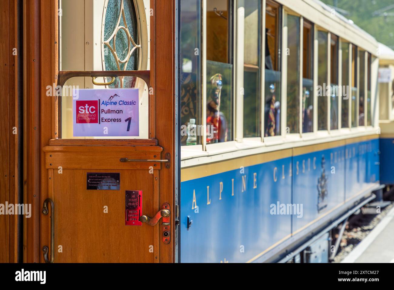 Switzerland Travel Center STC propose des voyages en train dans le luxueux et nostalgique Pullman Express. Alpine Classic Pullman Express sur la route du Glacier Express, Uri, Suisse Banque D'Images