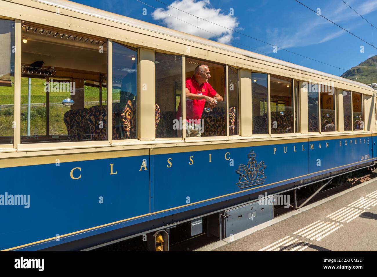 Train passagers sur l'Alpine Classic Pullman Express à un arrêt sur le col de l'Oberalp à une altitude de 2 000 mètres. Alpine Classic Pullman Express sur la route du Glacier Express, Uri, Suisse Banque D'Images