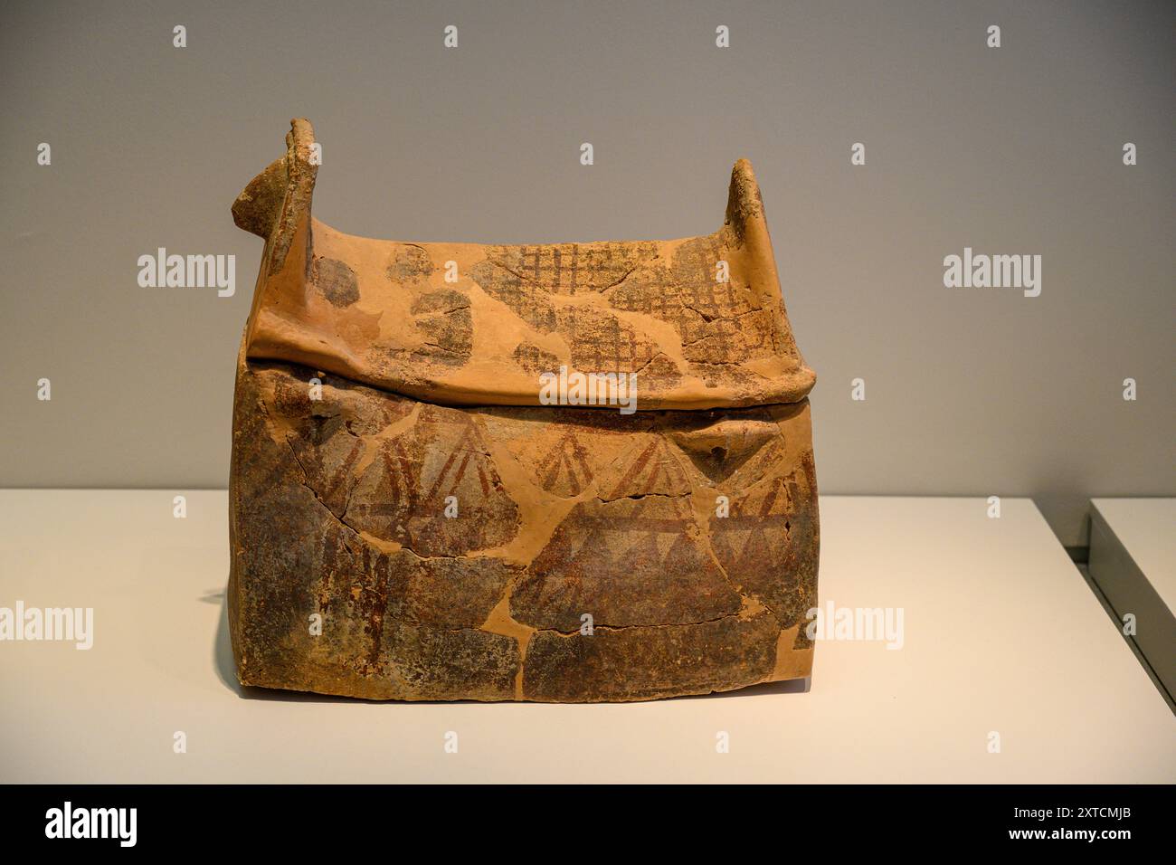 Peki'in, Galilée, Israël, 5e-4e millénaire av. J.-C., période chalcolithique tardive, la poterie une pratique funéraire. Après que le corps a décomposé les os sont col Banque D'Images