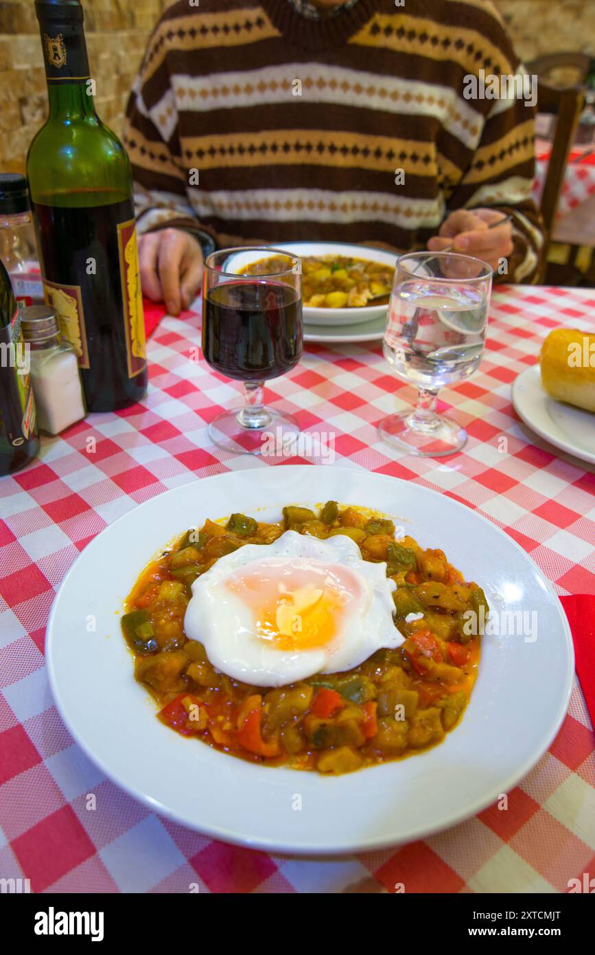 Pisto manchego avec œuf frit dans un restaurant. Madrid, Espagne. Banque D'Images