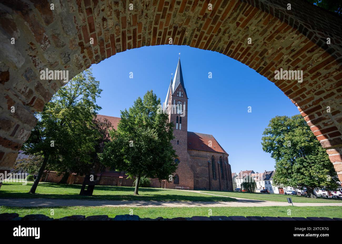 Neuruppin, Allemagne. 12 août 2024. Les tours de l'église du monastère de produits Trinitatis s'élèvent dans le ciel sans nuages. Crédit : Monika Skolimowska/dpa/Alamy Live News Banque D'Images