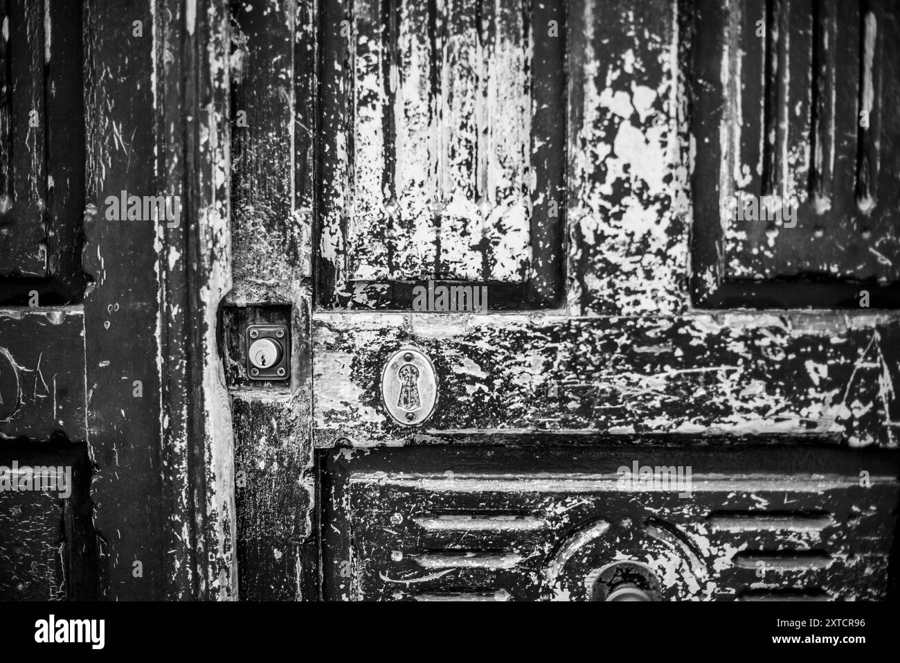 Gros plan d'une vieille porte bleue ruinée par le temps et la météo à Madrid en Espagne Banque D'Images
