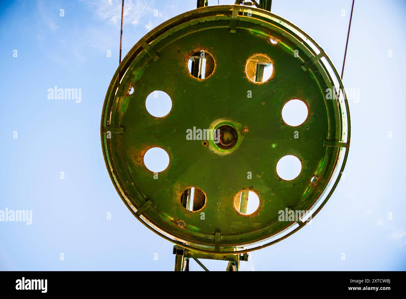 Gros plan d'une grande roue de remontée mécanique abandonnée depuis longtemps à Asiago Vicenza Italie Banque D'Images