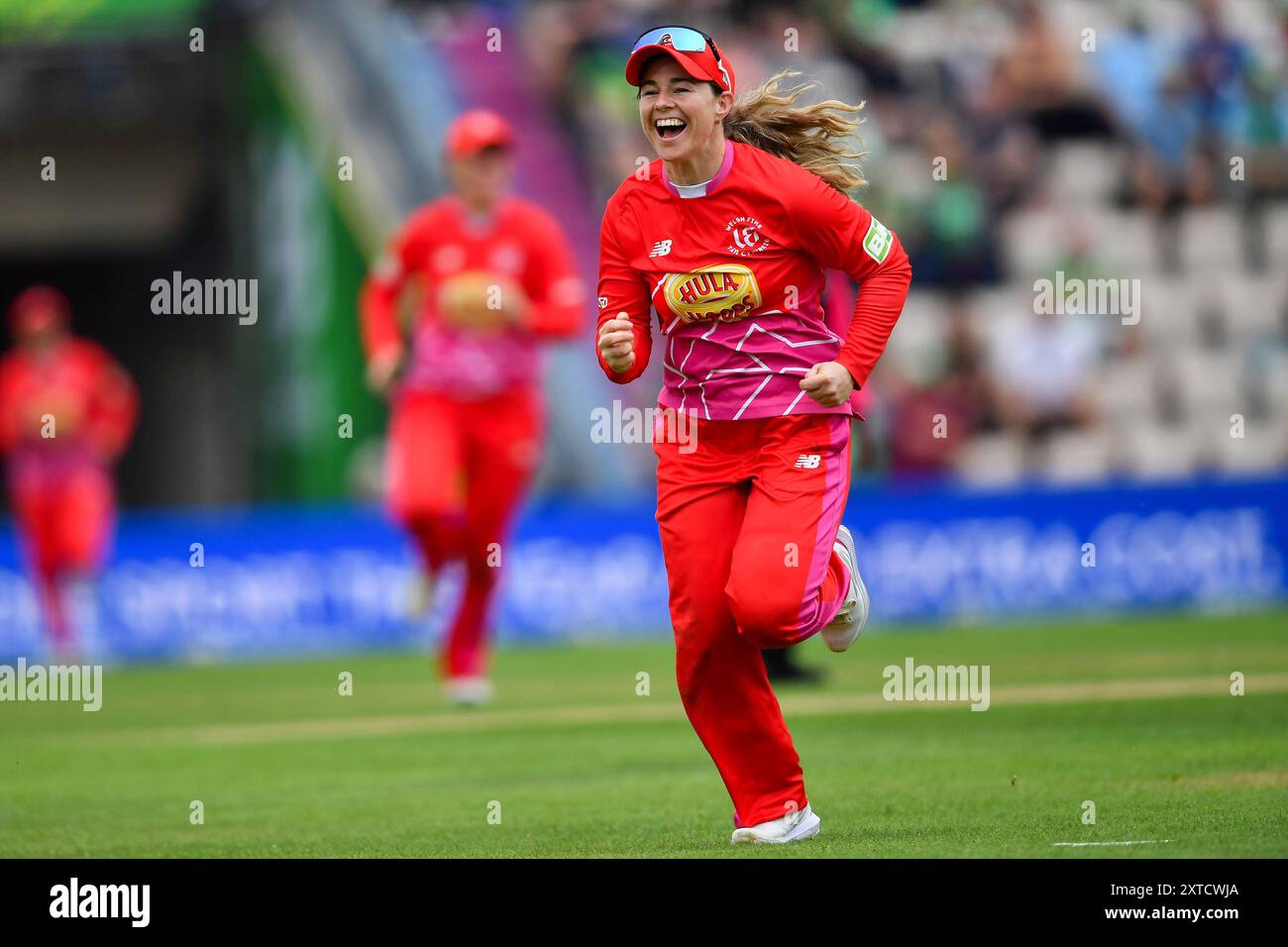 Southampton, Royaume-Uni. 14 août 2024. Tammy Beaumont de Welsh Fire / célébrant le guichet de Maia Bouchier lors du match des cent hommes entre Southern Brave et Welsh Fire à Utilita Bowl. Crédit : Dave Vokes/Alamy Live News Banque D'Images