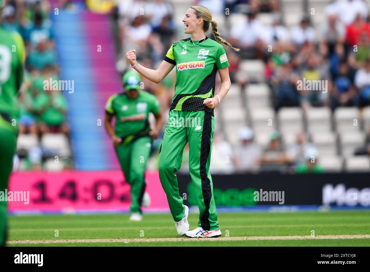 Southampton, Royaume-Uni. 14 août 2024. Lauren Bell de Southern Brave célèbre le guichet de Sophia Dunkley lors du Hundred Men's match entre Southern Brave et Welsh Fire au Utilita Bowl. Crédit : Dave Vokes/Alamy Live News Banque D'Images