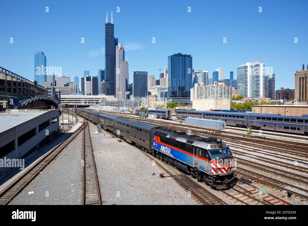 Chicago Skyline mit METRA Nahverkehr Zug Eisenbahn am Bahnhof Union Station à Chicago, États-Unis Chicago, États-Unis - 3. Mai 2023 : Skyline mit METRA Nahverkehr Zug Eisenbahn am Bahnhof Union Station à Chicago, États-Unis. *** Chicago Skyline avec train de banlieue METRA à Union Station à Chicago, États-Unis Chicago, États-Unis 3 mai 2023 Skyline avec train de banlieue METRA à Union Station à Chicago, États-Unis Banque D'Images