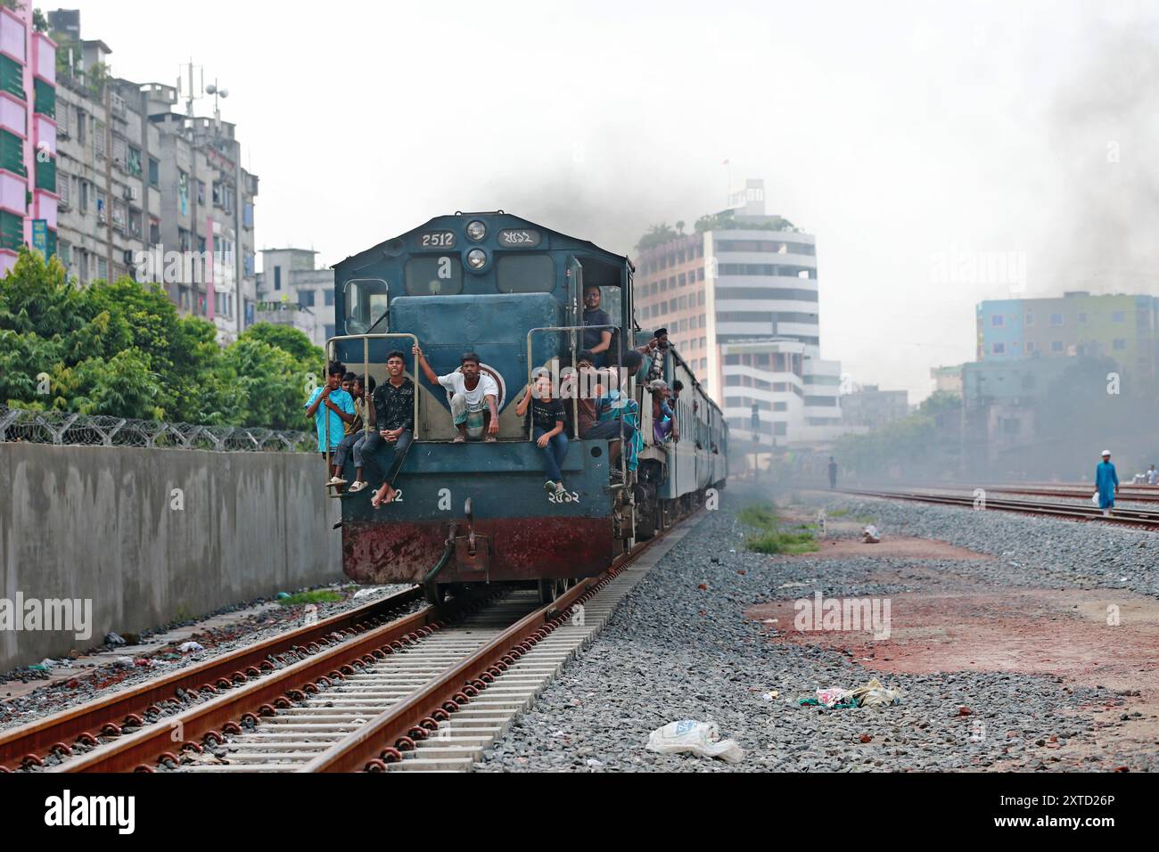 Un train partant de la gare ferroviaire de Gandaria à Dhaka, il y était arrivé de Narayanganj et était sur le point de se diriger vers le Kamalapur Rail Stati Banque D'Images