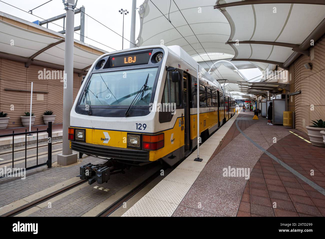 Stadtbahn Dallas DART Light Rail Nahverkehr an der Haltestelle DFW Airport in Dallas, USA Dallas, USA - 7. Mai 2023 : Stadtbahn Dallas DART Light Rail Nahverkehr an der Haltestelle DFW Airport à Dallas, États-Unis. *** Dallas DART Light Rail Service de train de banlieue à l'arrêt de l'aéroport DFW à Dallas, États-Unis Dallas, États-Unis 7 mai 2023 Dallas DART Light Rail Service de train de banlieue à l'arrêt de l'aéroport DFW à Dallas, États-Unis Banque D'Images