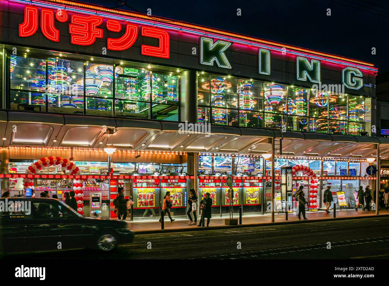 Kyoto, Japon - 4 mars 2018 - piétons passant devant le salon de machines à sous King Pachinko, néons la nuit Banque D'Images