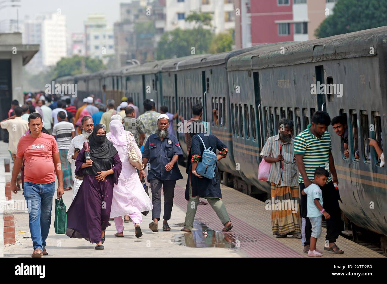 Un train partant de la gare ferroviaire de Gandaria à Dhaka, il y était arrivé de Narayanganj et était sur le point de se diriger vers le Kamalapur Rail Stati Banque D'Images