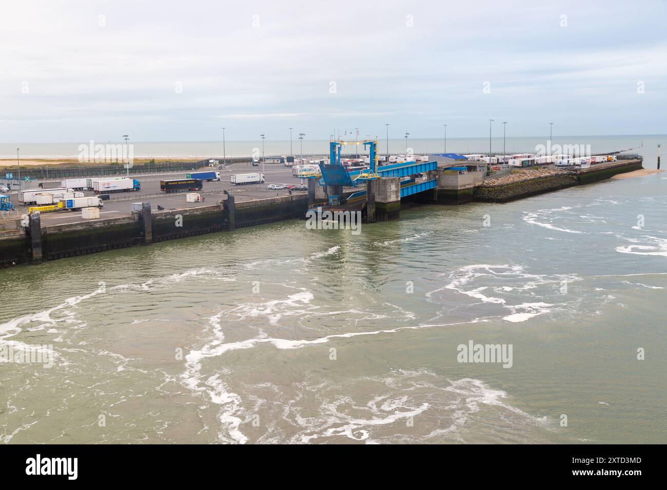 Le port ferry de Caen-Ouistreham tôt le matin Banque D'Images
