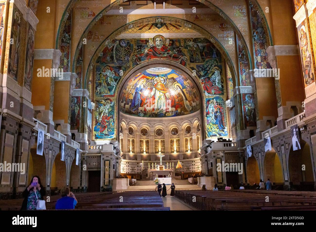 Intérieur de la basilique Sainte-Thérèse à Lisieux, Normandie, France Banque D'Images