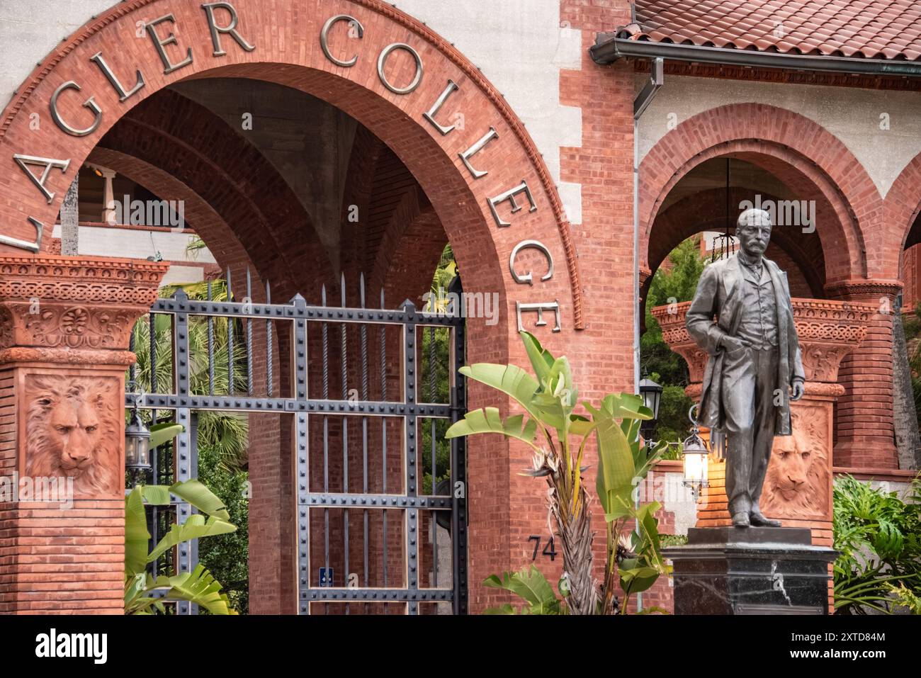 Flagler College entrée avec statue de Henry Morrison Flagler dans le centre-ville historique d'Augustine, Floride. (ÉTATS-UNIS) Banque D'Images