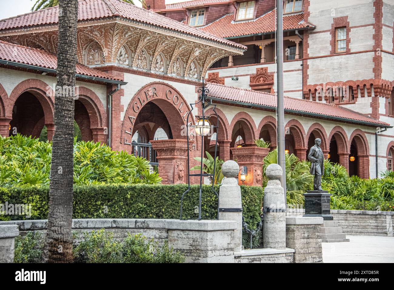 Flagler College entrée avec statue de Henry Morrison Flagler dans le centre-ville historique d'Augustine, Floride. (ÉTATS-UNIS) Banque D'Images