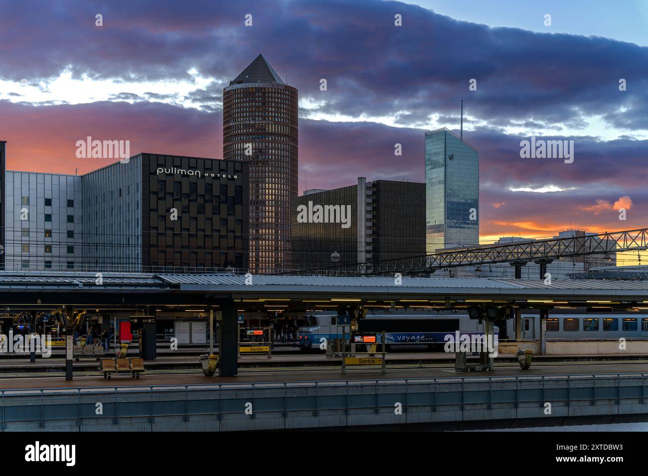 Il est 19h00 et de plus en plus sombre à la gare principale de Lyon - Gare de Lyon - part-Dieu. Photo de l'hôtel ibis Styles 54 Rue de la Villette, Lyon. Banque D'Images