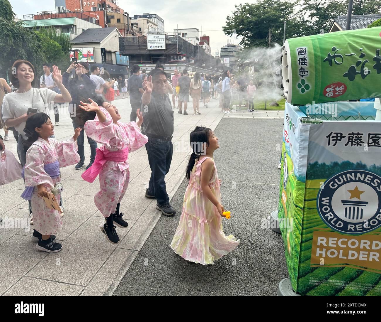 CHALEUR EXTRÊME AU JAPON COMMENT SE RAFRAÎCHIR AU TEMPLE SENSO-JI Banque D'Images