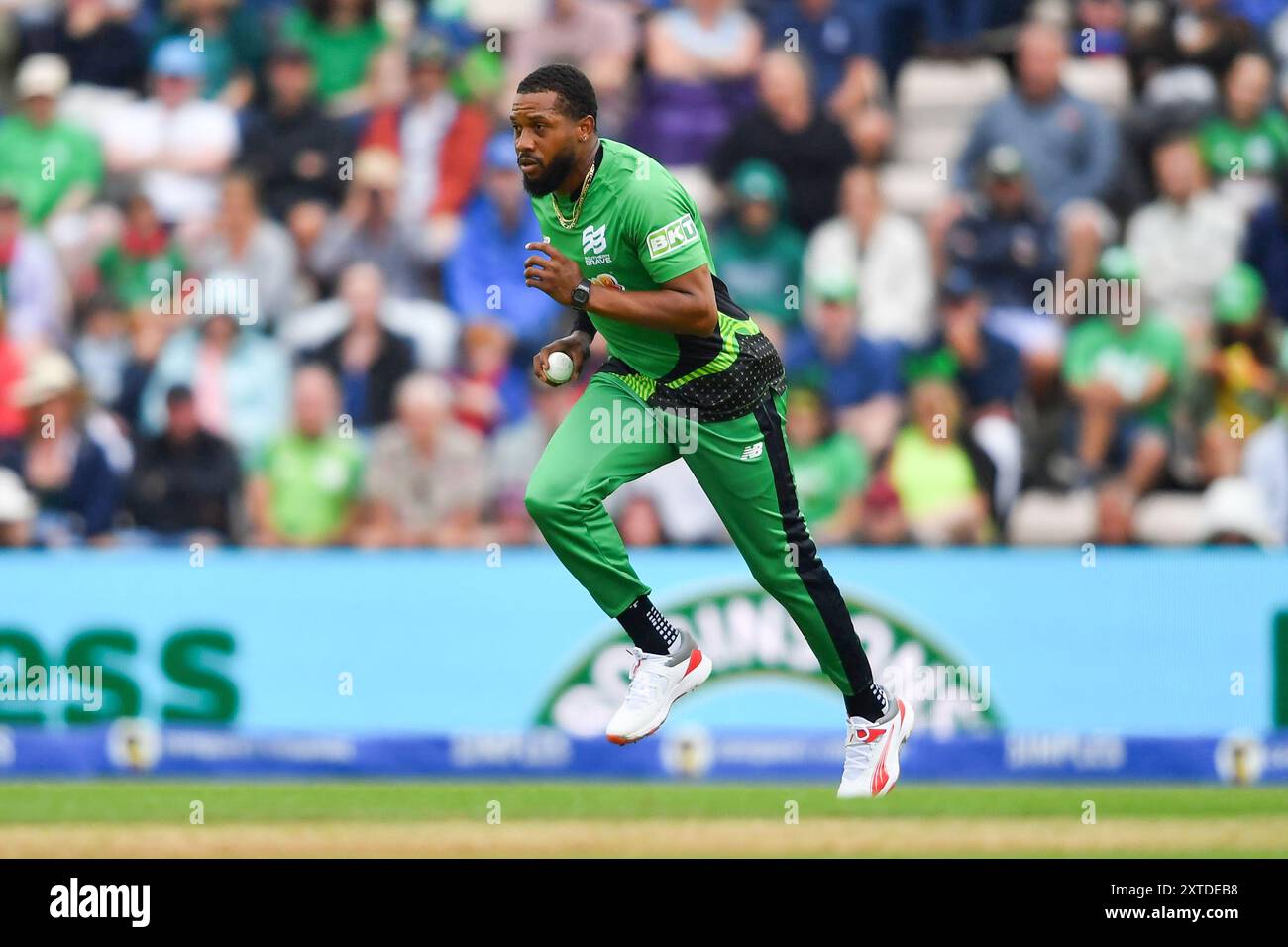 Southampton, Royaume-Uni. 14 août 2024. Chris Jordan de Southern Brave court au bowling lors du Hundred Men's match entre Southern Brave et Welsh Fire à Utilita Bowl. Crédit : Dave Vokes/Alamy Live News Banque D'Images