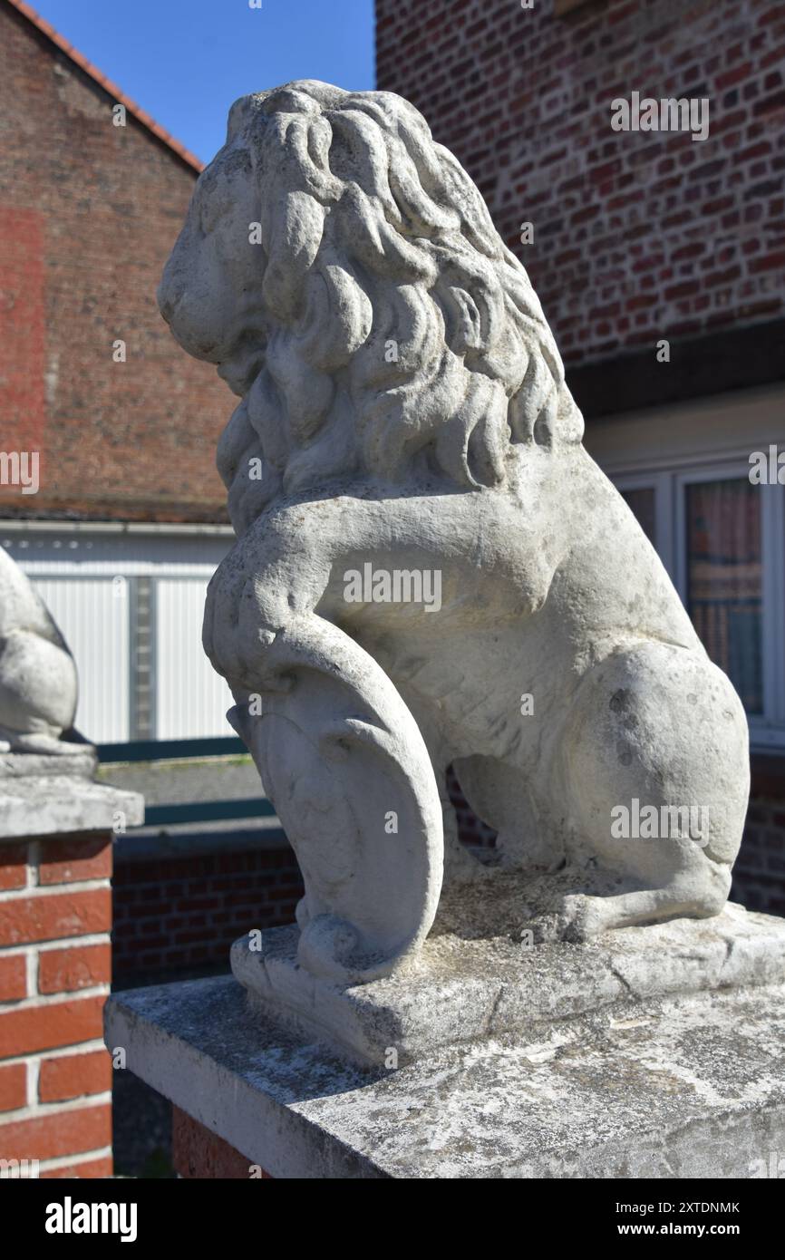 Statue d'un lion devant une maison à Caudry Banque D'Images