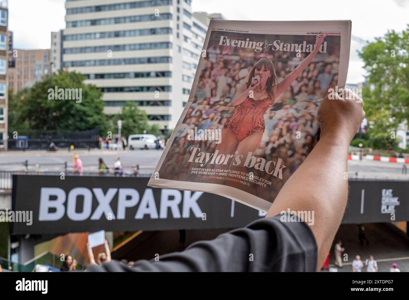 Londres, Royaume-Uni. 14 août 2024. Un fan de Taylor Swift (Swiftie) avec The Evening Standard, montrant le chanteur sur la couverture, devant le stade de Wembley avant les concerts du Taylor Swift's Eras Tour août. Taylor Swift a joué au stade de Wembley pendant trois nuits en juin et jouera cinq autres nuits à partir du 15 août. Credit : Stephen Chung / Alamy Live News Banque D'Images