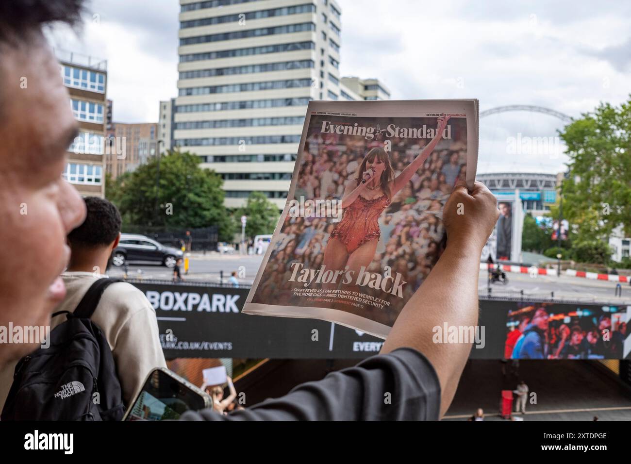 Londres, Royaume-Uni. 14 août 2024. Un fan de Taylor Swift (Swiftie) avec The Evening Standard, montrant le chanteur sur la couverture, devant le stade de Wembley avant les concerts du Taylor Swift's Eras Tour août. Taylor Swift a joué au stade de Wembley pendant trois nuits en juin et jouera cinq autres nuits à partir du 15 août. Credit : Stephen Chung / Alamy Live News Banque D'Images