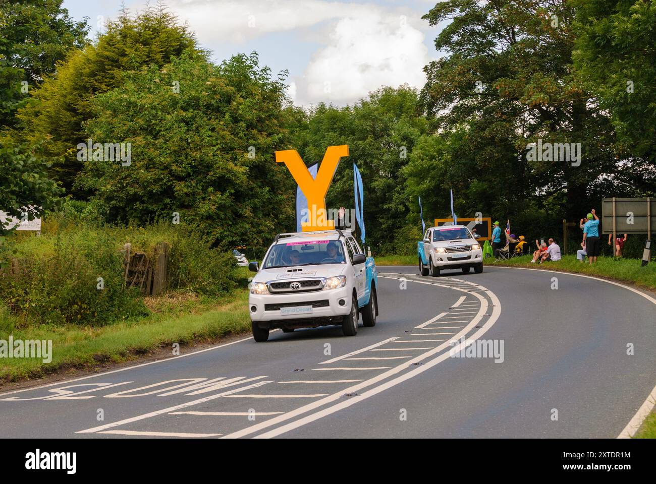 Tor de France, le Grand départ - course cycliste en direction du sud de Ripon à Harrogate dans le Yorkshire du Nord Banque D'Images Tor de France, le Grand départ - course cycliste en direction du sud de Ripon à Harrogate dans le Yorkshire du Nord Banque D'Images