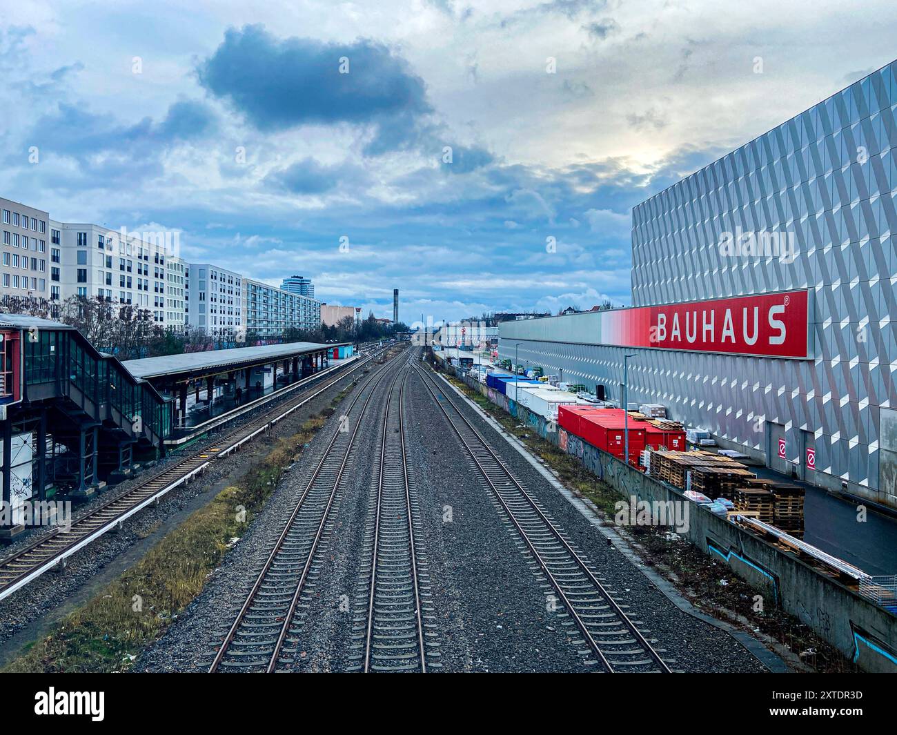 Bauhaus Market & S-Bahn Track Berlin, Allemagne. Le Bauhaus Market Building & S-Bahn Track près de la station de S-Bahn Halensee. Berlin Halensee S-Bahn Berlin Allemagne Copyright : xGuidoxKoppesxPhotox Banque D'Images