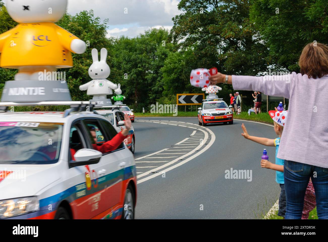 Tor de France, le Grand départ - course cycliste en direction du sud de Ripon à Harrogate dans le Yorkshire du Nord Banque D'Images Tor de France, le Grand départ - course cycliste en direction du sud de Ripon à Harrogate dans le Yorkshire du Nord Banque D'Images