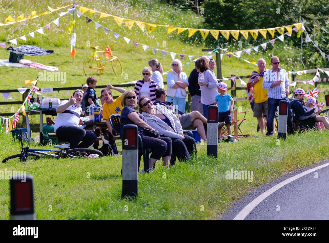 Tor de France, le Grand départ - course cycliste en direction du sud de Ripon à Harrogate dans le Yorkshire du Nord Banque D'Images Tor de France, le Grand départ - course cycliste en direction du sud de Ripon à Harrogate dans le Yorkshire du Nord Banque D'Images