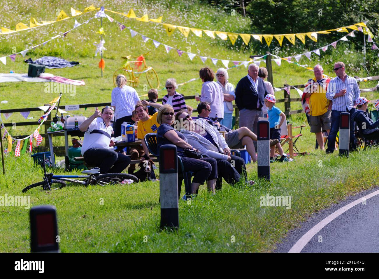 Tor de France, le Grand départ - course cycliste en direction du sud de Ripon à Harrogate dans le Yorkshire du Nord Banque D'Images Tor de France, le Grand départ - course cycliste en direction du sud de Ripon à Harrogate dans le Yorkshire du Nord Banque D'Images