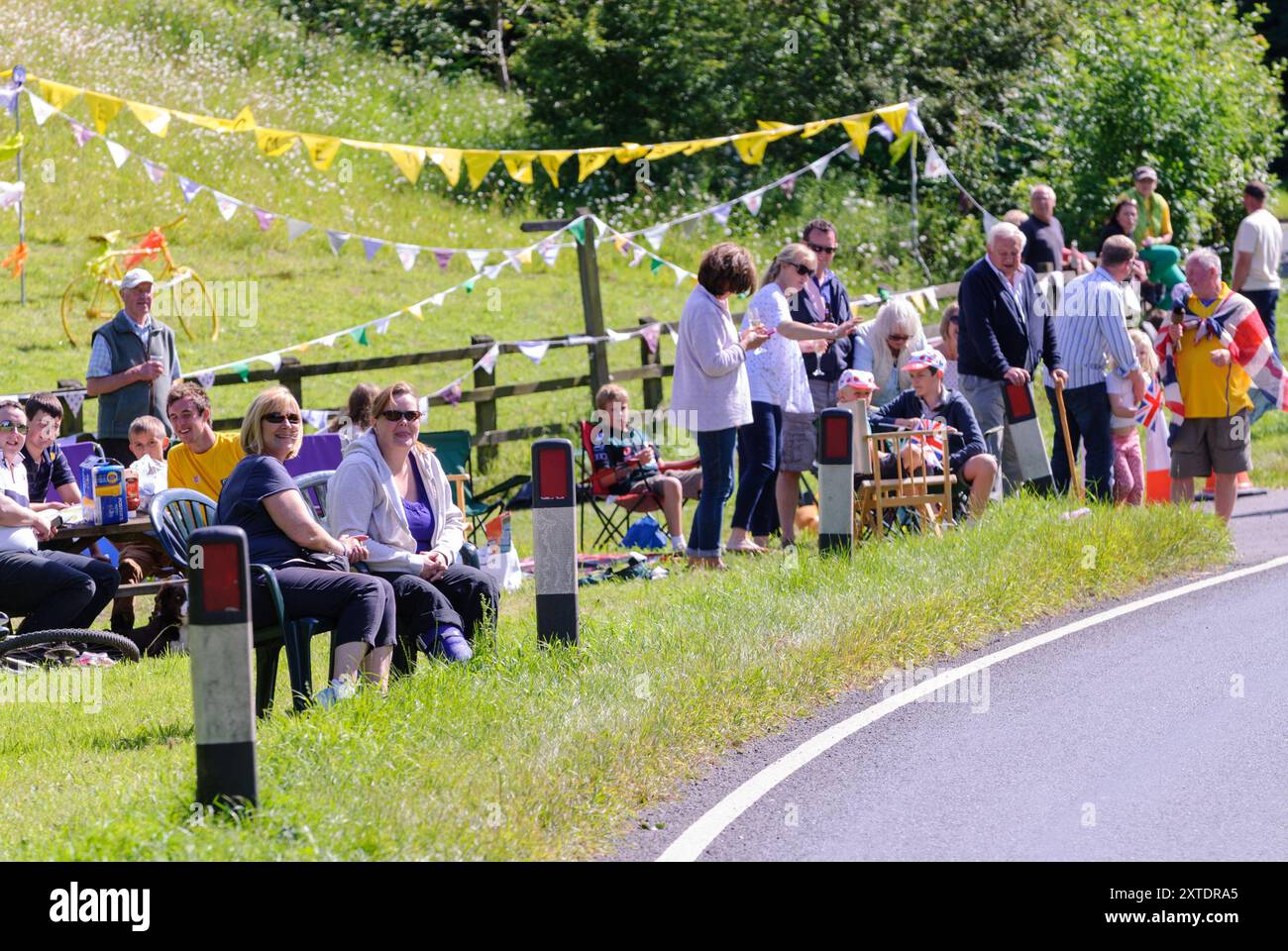 Tor de France, le Grand départ - course cycliste en direction du sud de Ripon à Harrogate dans le Yorkshire du Nord Banque D'Images Tor de France, le Grand départ - course cycliste en direction du sud de Ripon à Harrogate dans le Yorkshire du Nord Banque D'Images
