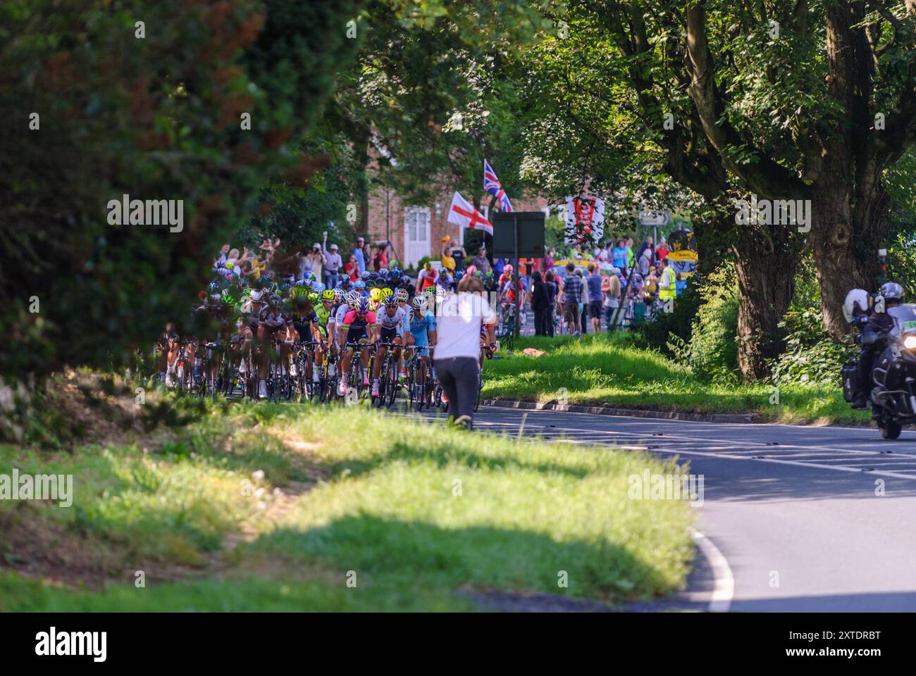Tor de France, le Grand départ - course cycliste en direction du sud de Ripon à Harrogate dans le Yorkshire du Nord Banque D'Images Tor de France, le Grand départ - course cycliste en direction du sud de Ripon à Harrogate dans le Yorkshire du Nord Banque D'Images