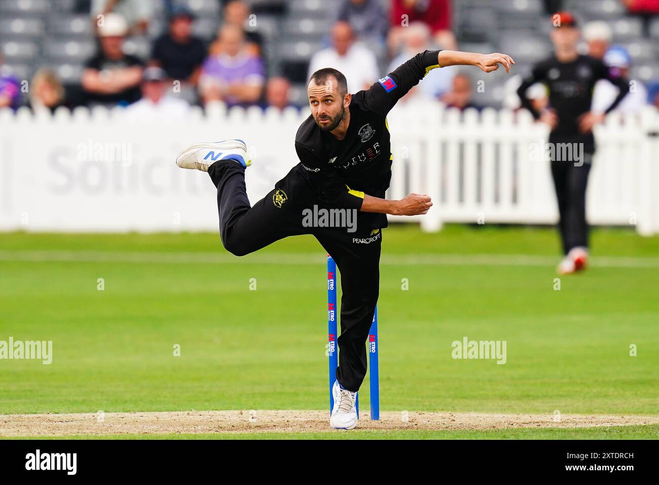 Bristol, Royaume-Uni, 14 août 2024. Le bowling Jack Taylor du Gloucestershire lors du match de la Metro Bank One-Day Cup entre le Gloucestershire et le Leicestershire. Crédit : Robbie Stephenson/Gloucestershire Cricket/Alamy Live News Banque D'Images