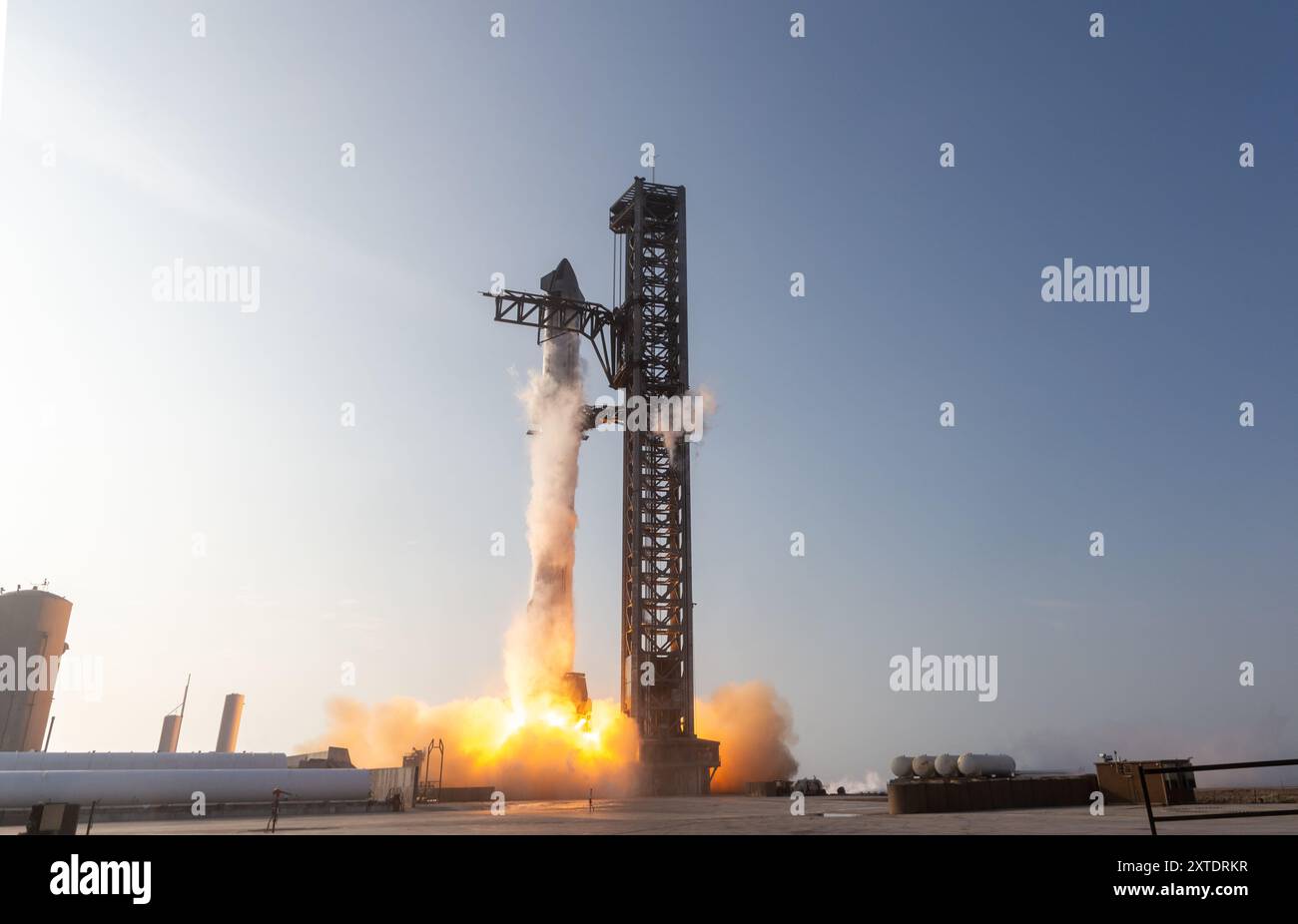 Boca Chica, États-Unis. 20 avril 2023. Le premier vol d'essai de SpaceX Starship ITF-1 décollage images sans système de déluge d'eau maintenant dans les nouvelles sur les désaccords sur les niveaux de mercure des vols 2, 3 et 4. Des dégâts importants ont été causés à la rampe de lancement, avec des dommages à l'équipement GSE et des campeurs de photographes démystifiés par des projectiles de rampe de lancement en béton Starbase Tesxas Cameron County USA. (Photo de Scott Schilke/Sipa USA) crédit : Sipa US/Alamy Live News Banque D'Images