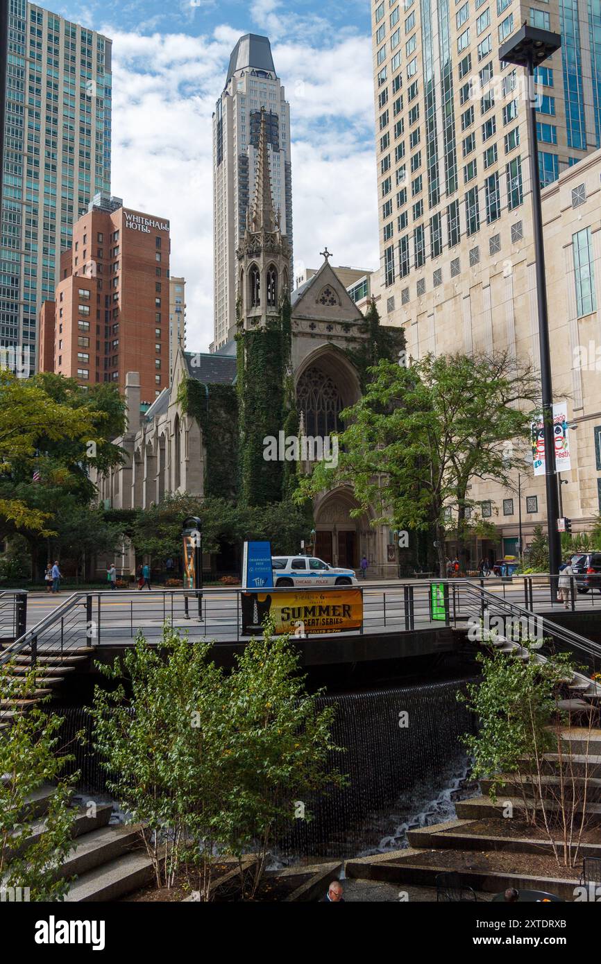 The Fourth Presbyterian Church et The Modern architecture Tower Buildings in Michigan Avenue, Magnificent Mile, Chicago, Illinois, États-Unis Banque D'Images