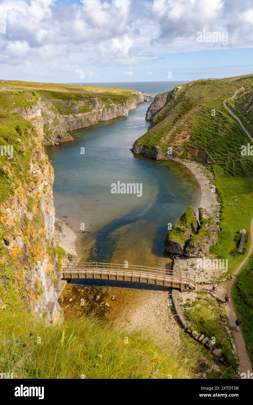 Découvrez le paysage captivant de Smoo Cave dans les Highlands, où les falaises de calcaire rencontrent des eaux sereines et une végétation luxuriante. Banque D'Images