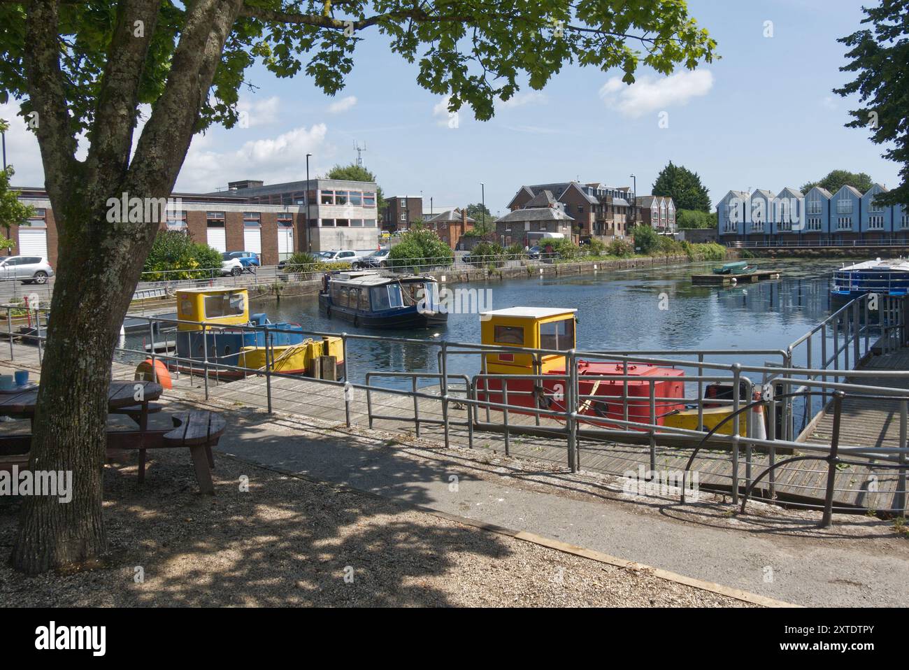 Le bassin du canal à Chichester dans le Sussex de l'Ouest, Angleterre. Avec le bateau de voyage approchant. Aucune personne visible. Banque D'Images