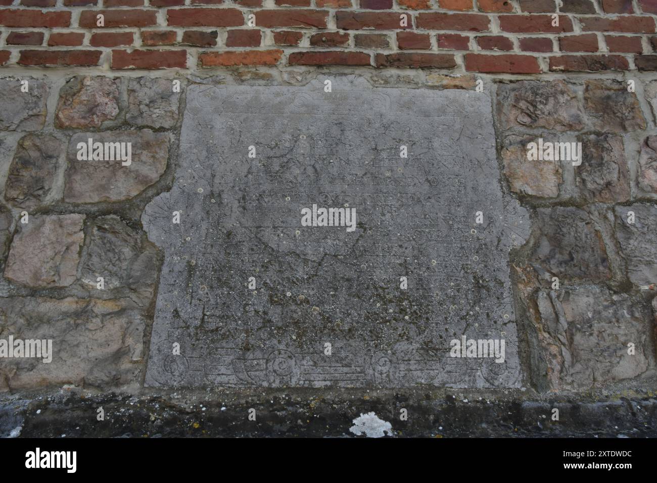 Une stèle funéraire sur l'église de Bavay est créée de 1613. Elle affirme le souvenir d'un Prévot de Bavay Banque D'Images